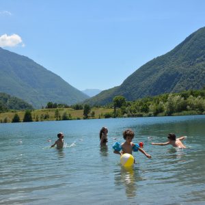 Baignade en famille au lac des Hurtières