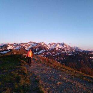 Randonneuse sur les crêtes des Hurtières