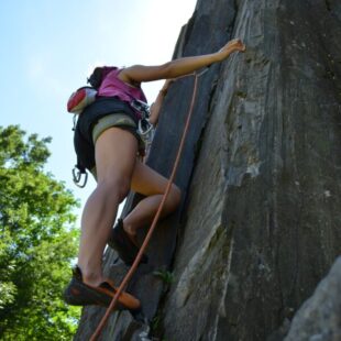 Escalade sur falaise à Saint-Léger