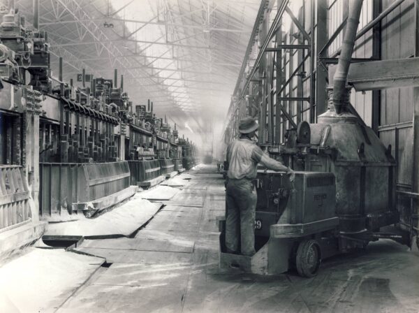Hall d'électrolyse de la série A, dans l'usine de Saint-Jean-de-Maurienne, vers 1950